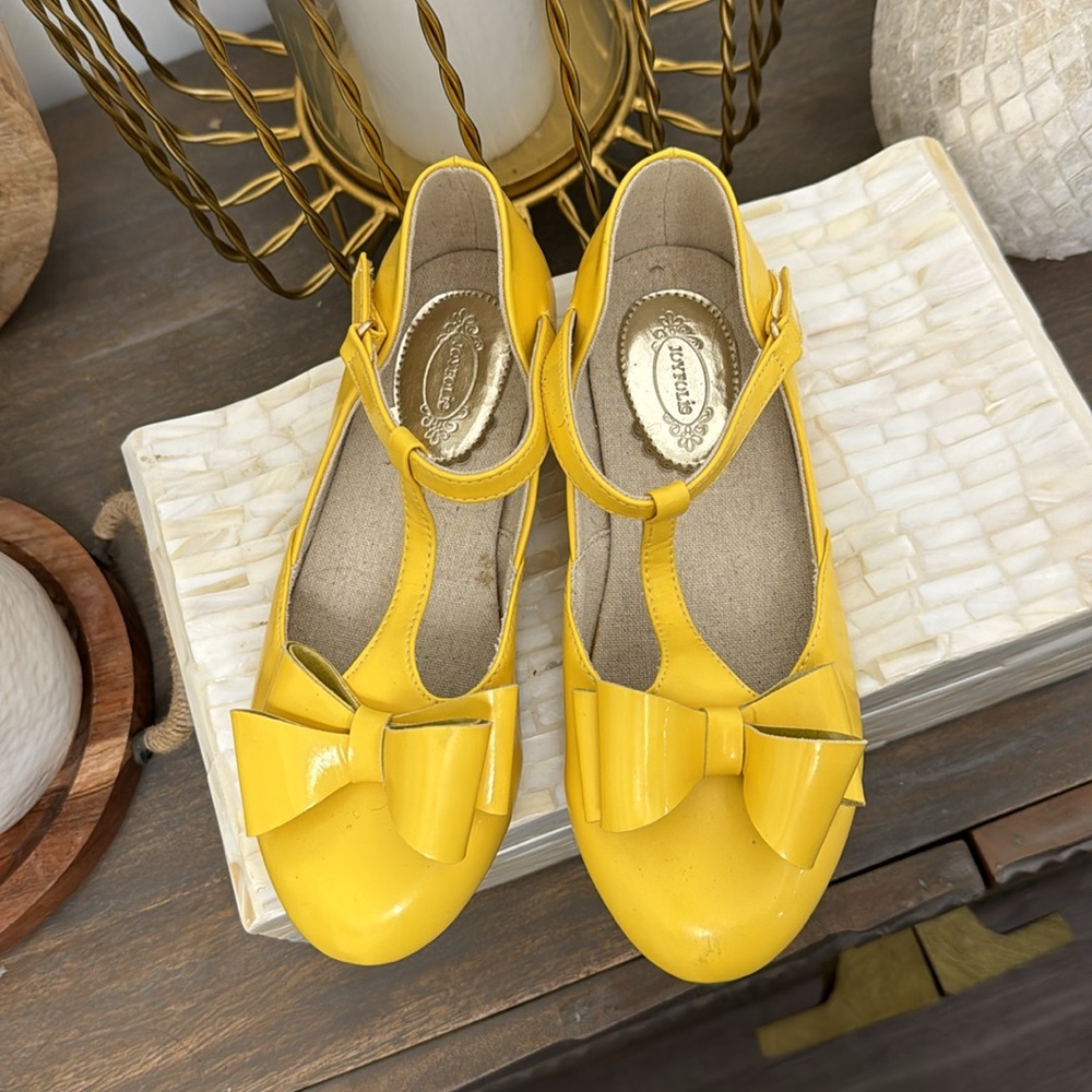 Never worn Joyfolie dress shoes size 3 Youth in yellow.